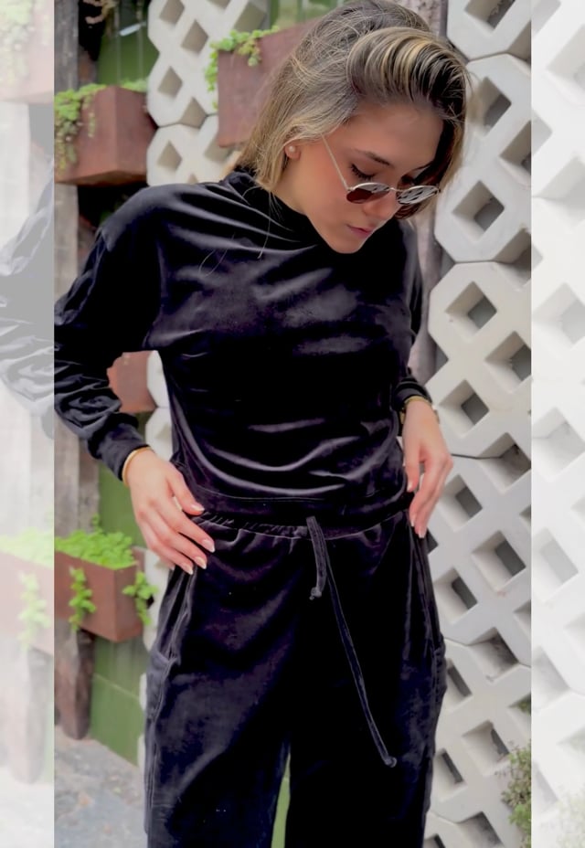 BUZO CROPPED PLUSH TRENA - Trena